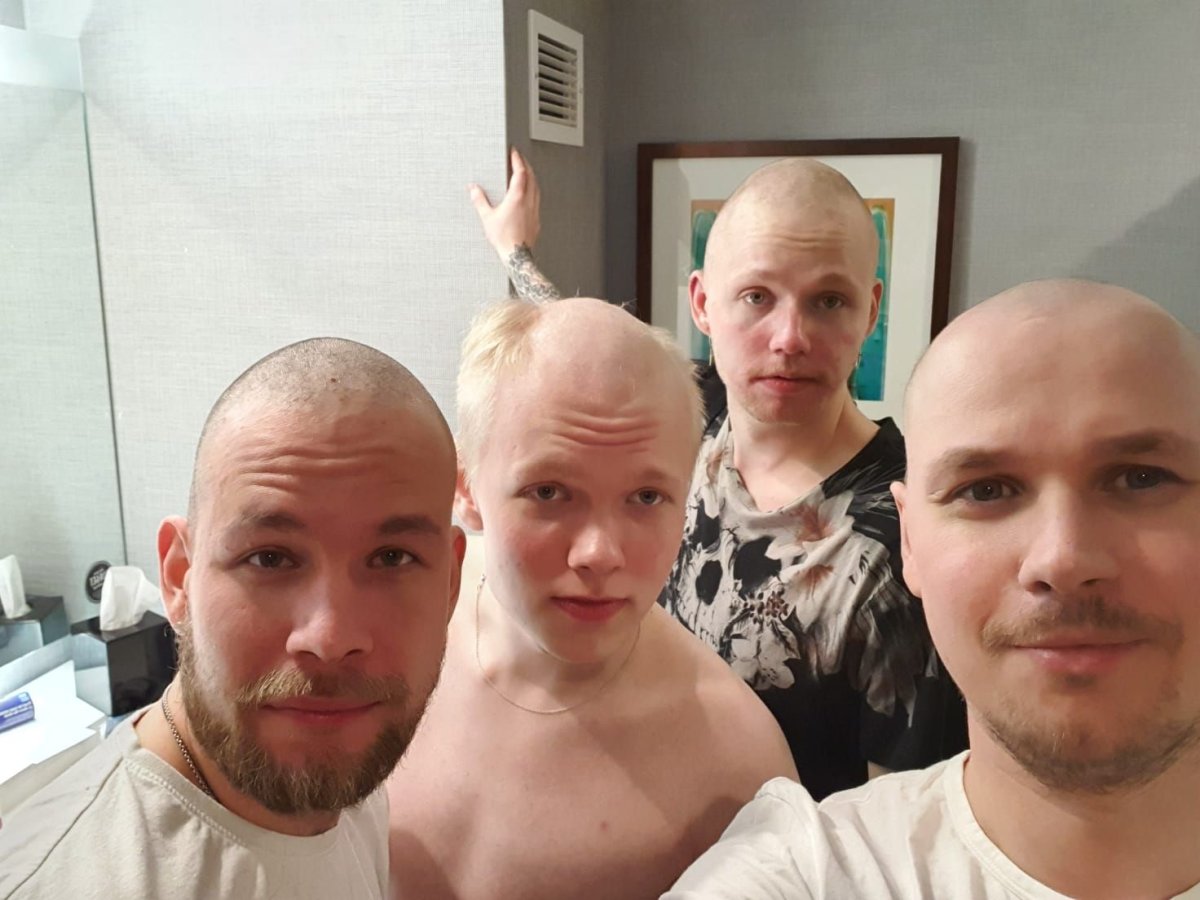 Дженнифер Энистон с лысой головой