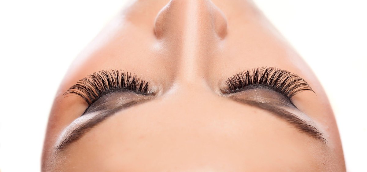 Ламинирование ресниц на белом фоне