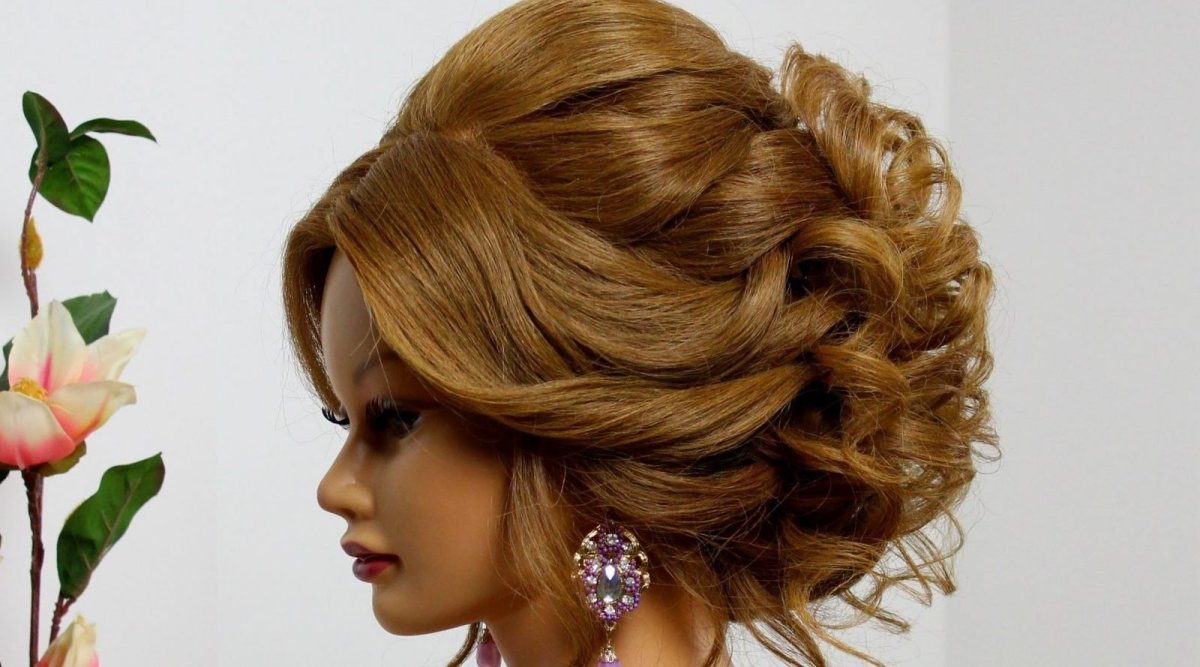 Красивая девушка с локонами