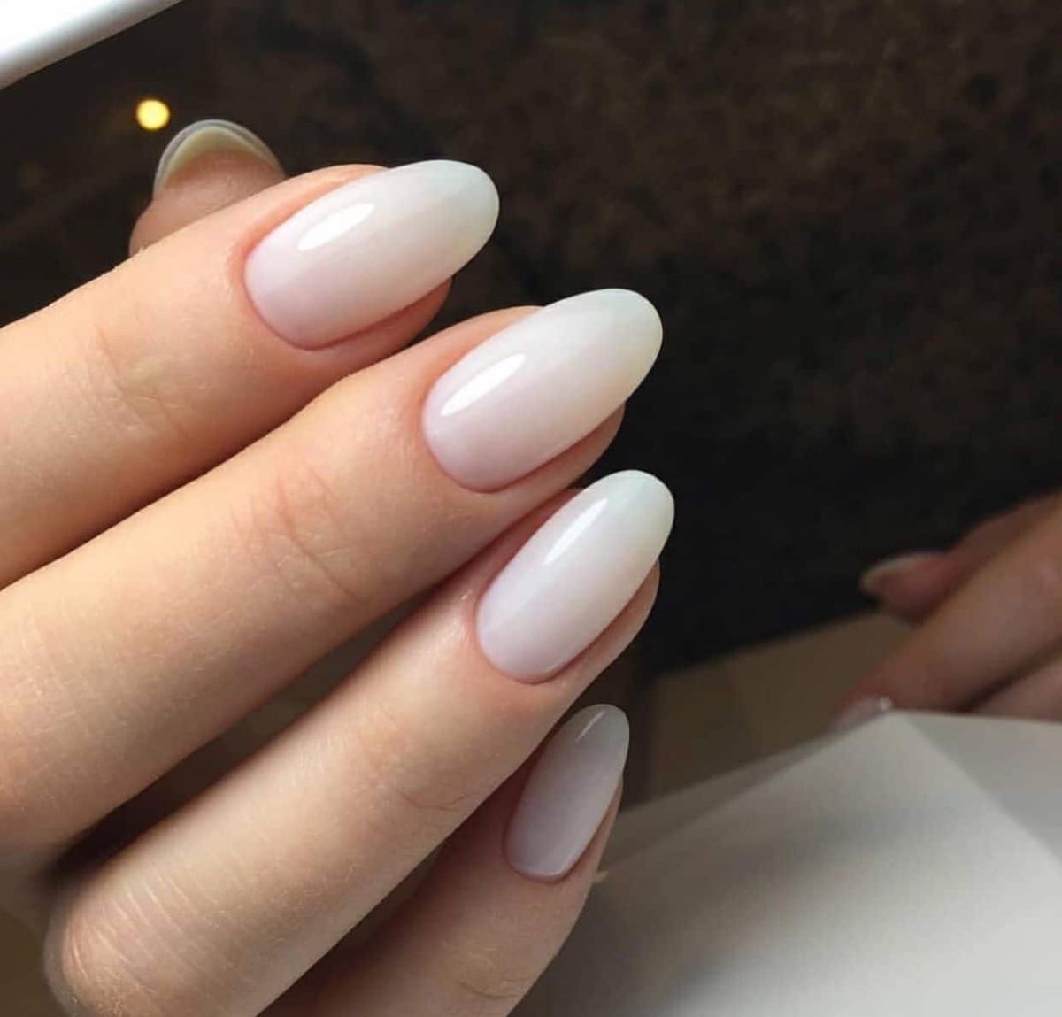 Маникюр нюдовый белый молочный