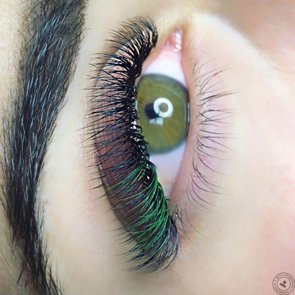 Красные нарощенные ресницы