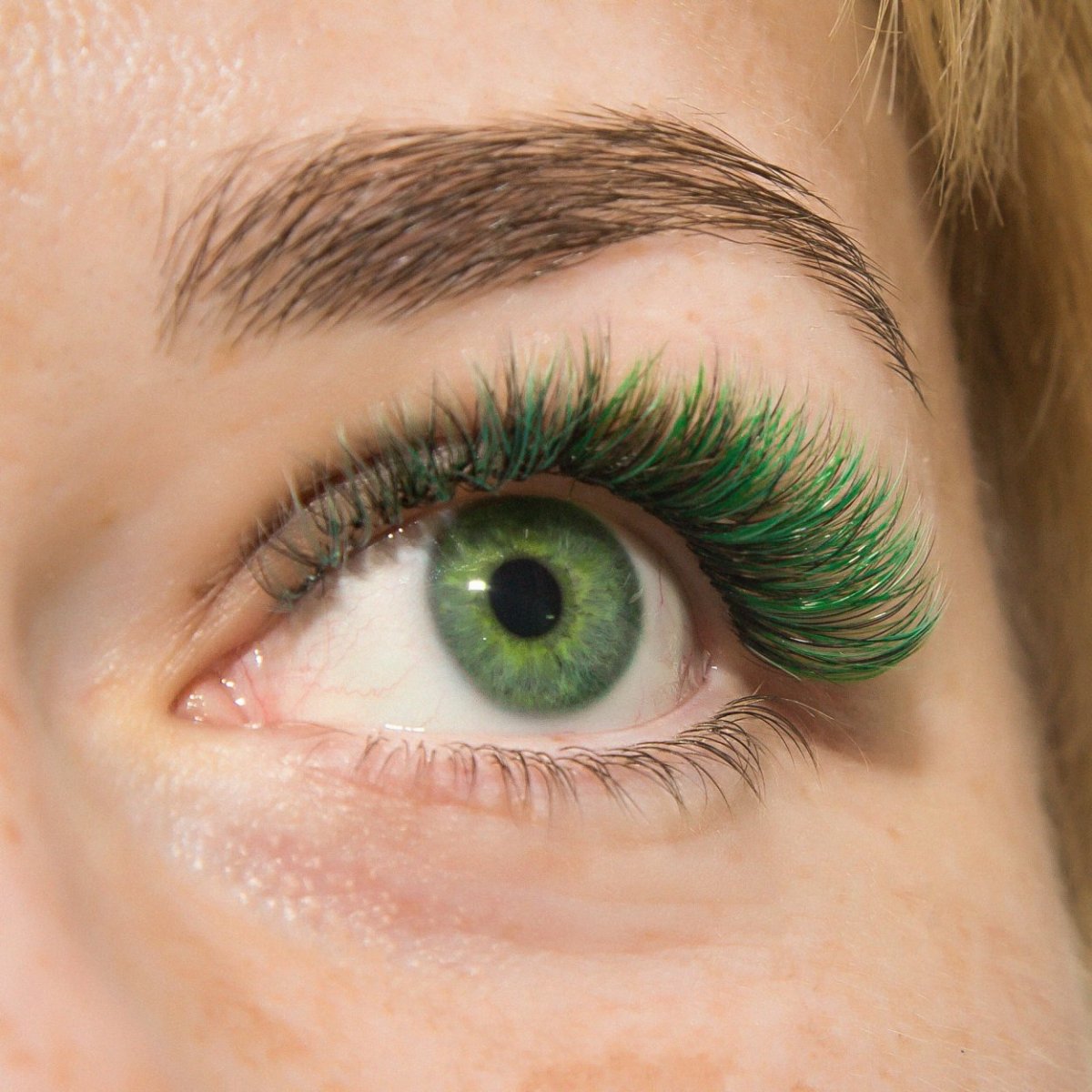 Цветное наращивание ресниц