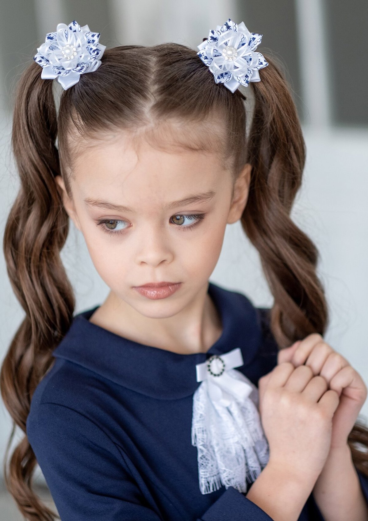 Прическа с белыми бантами