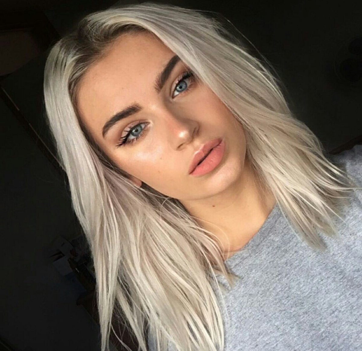 Пепельный блонд 2022 с темными корнями