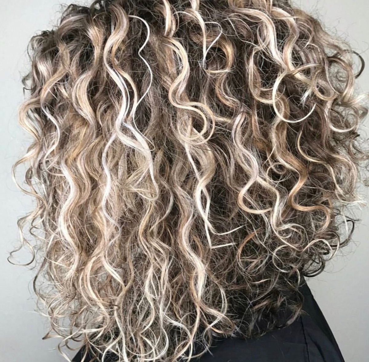 Мелирование на русые кудрявые волосы