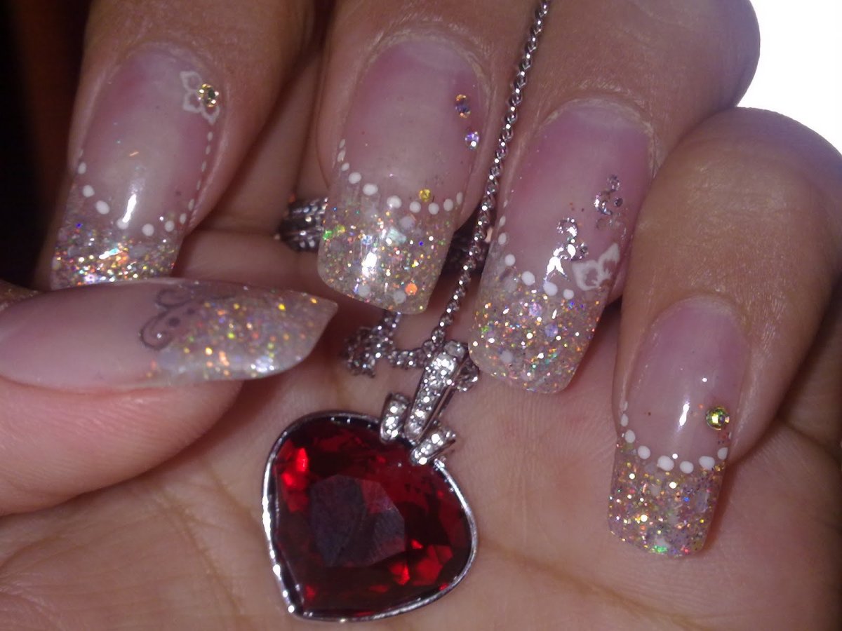 Красные блестящие ногти острые