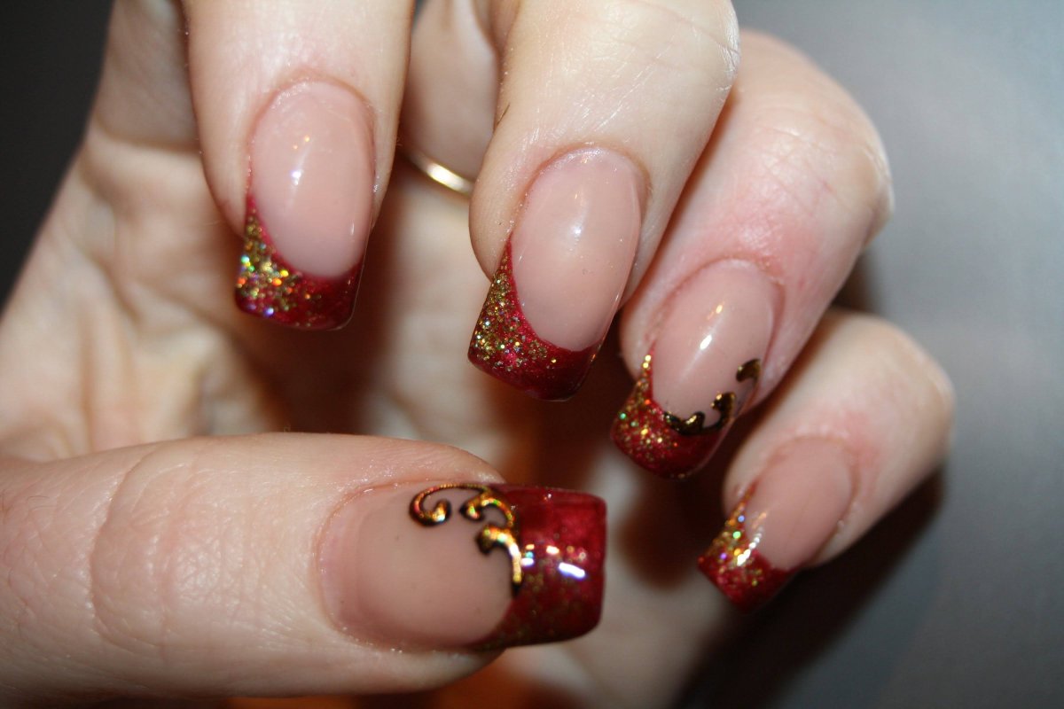 Новогодний французский маникюр