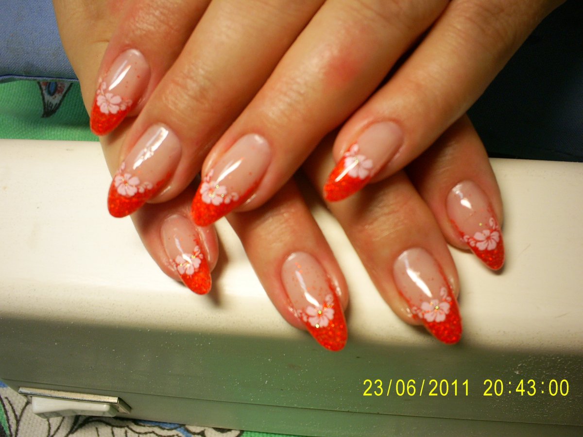 Френч красный с блестками и стразами