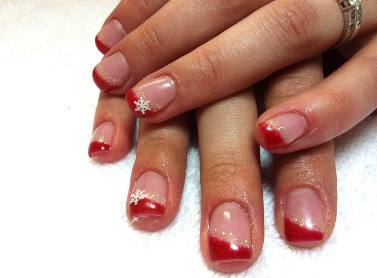 Новогодний маникюр френч с блестками
