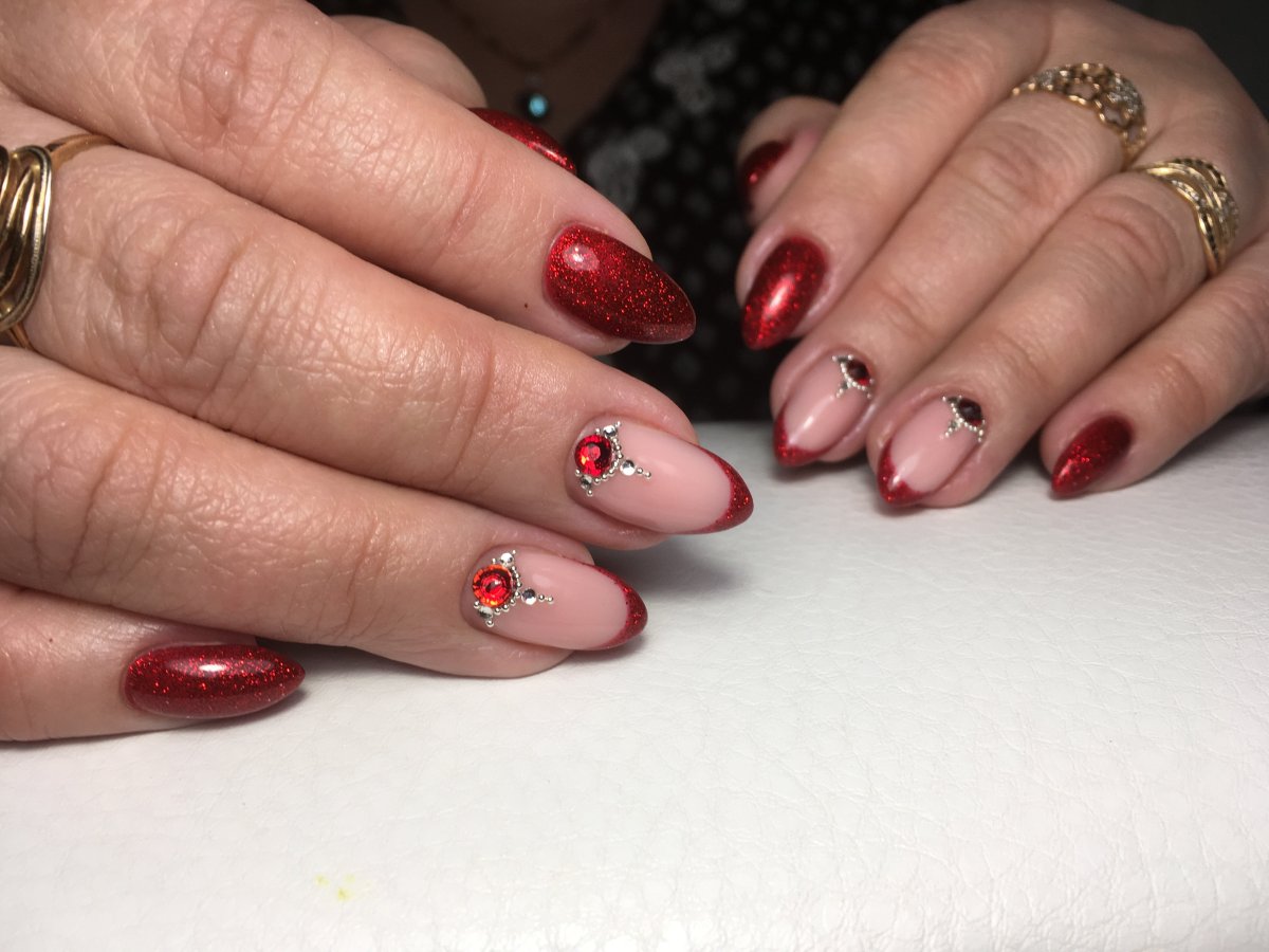 Фото пальцев с красным френчем 12 летней девочки