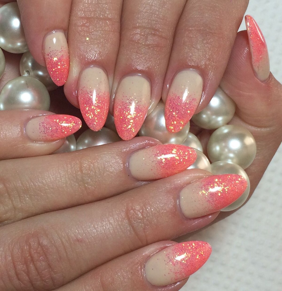 Ногти миндаль красные с блестками