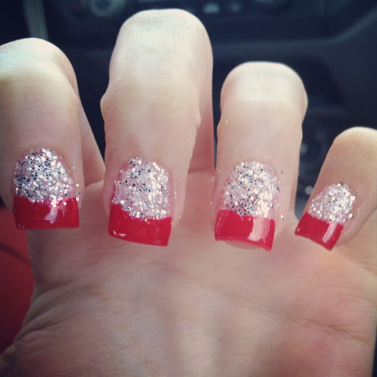 Красный маникюр с блестками