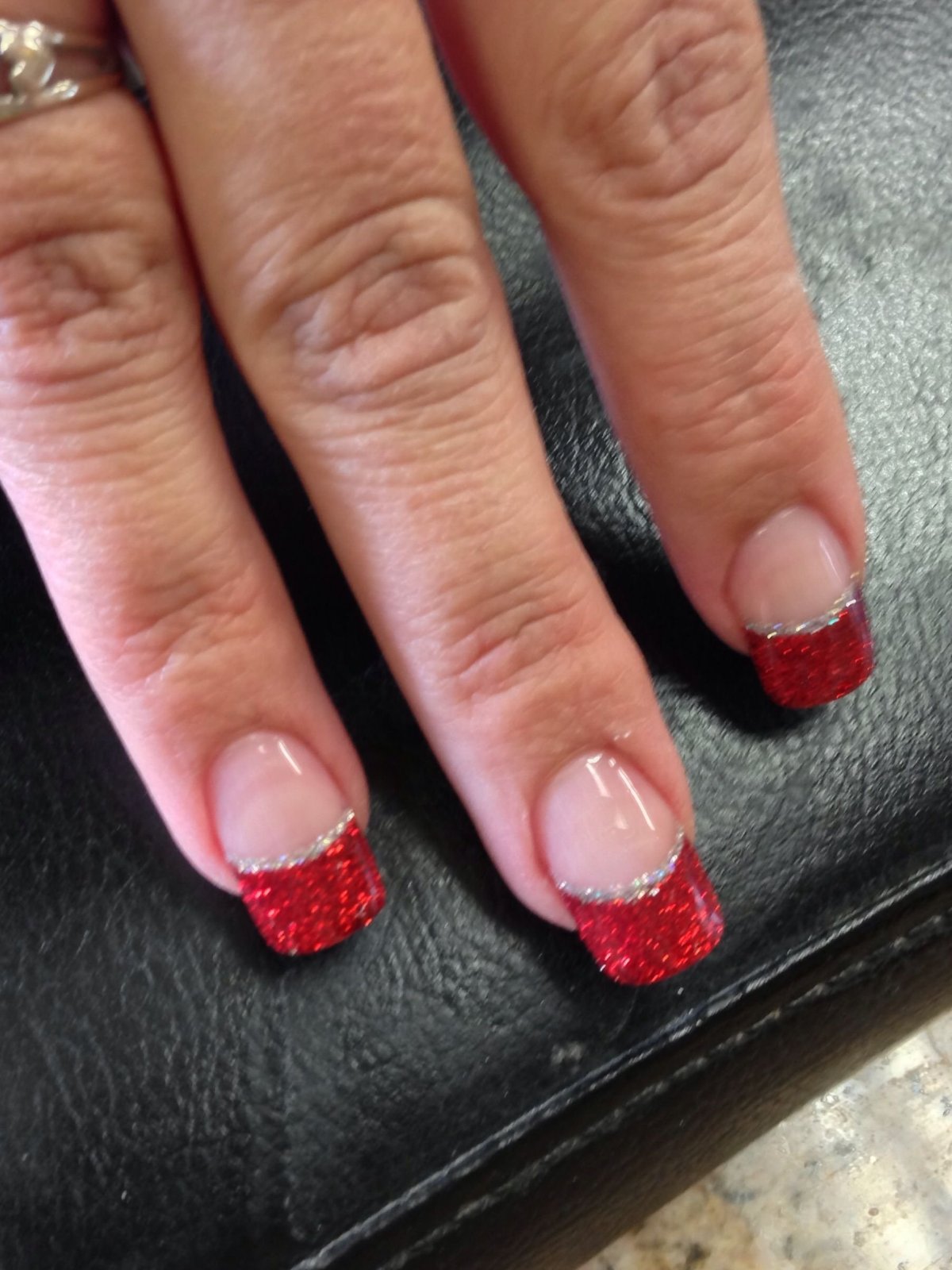 Красный френч с блестками миндаль