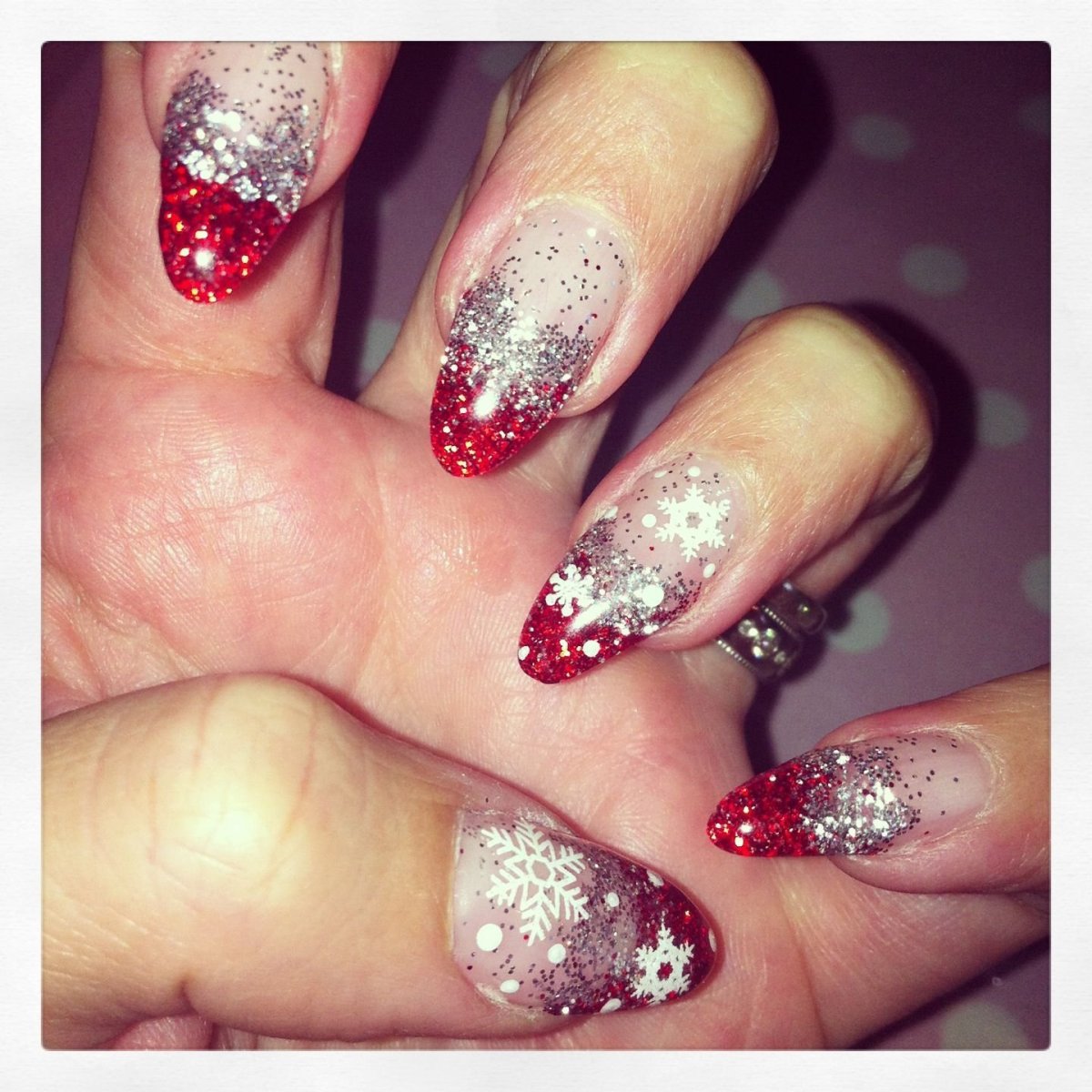Дизайн ногтей френч красный с блестками