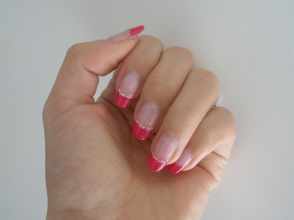 Красный маникюр с блестками