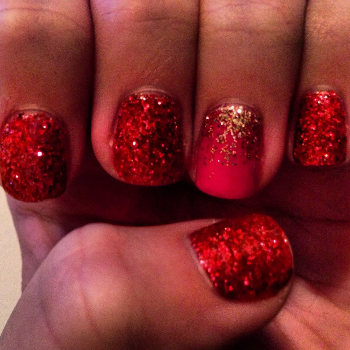 Красные блестящие ногти