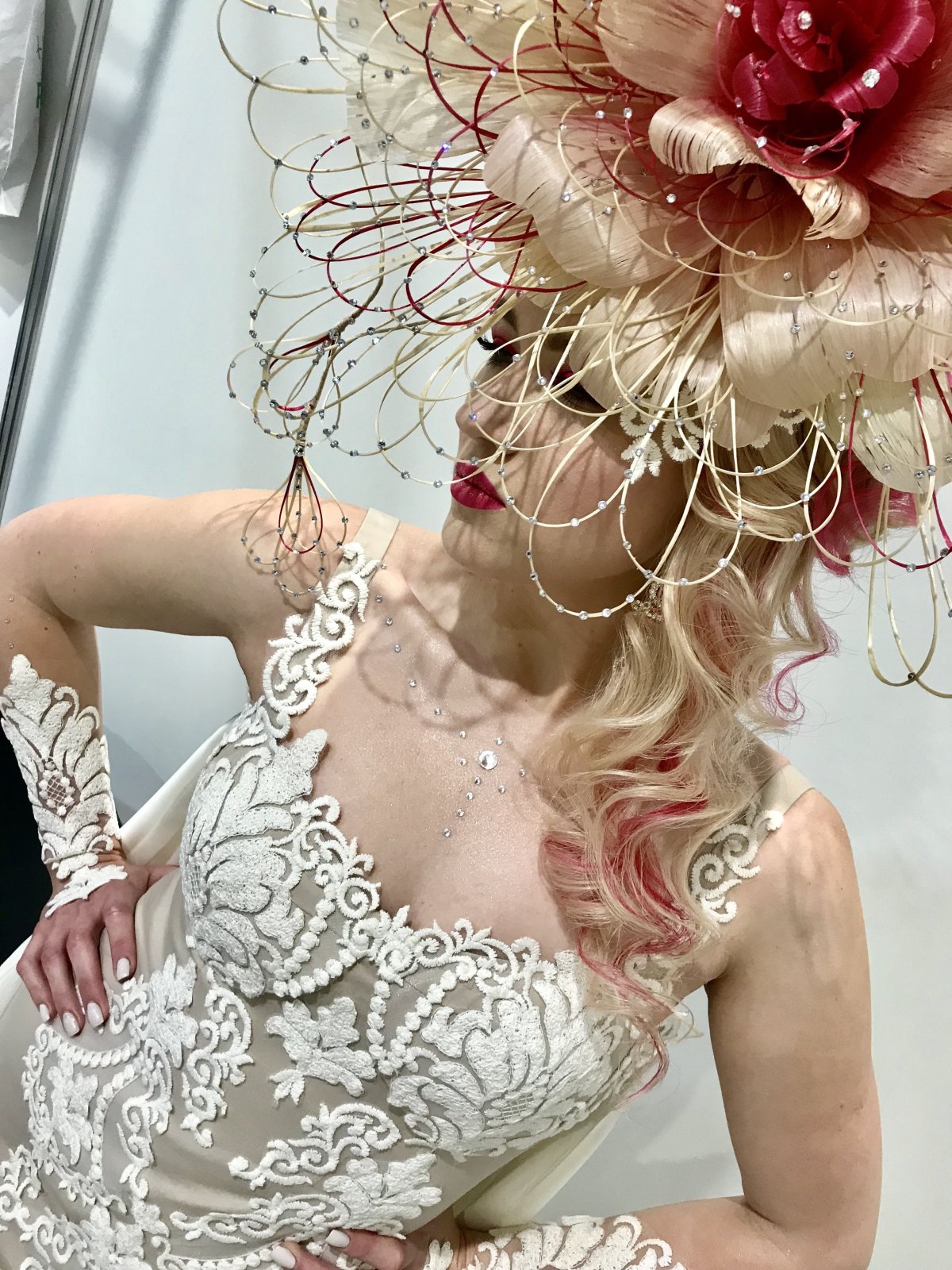 Свадебные прически с постижем