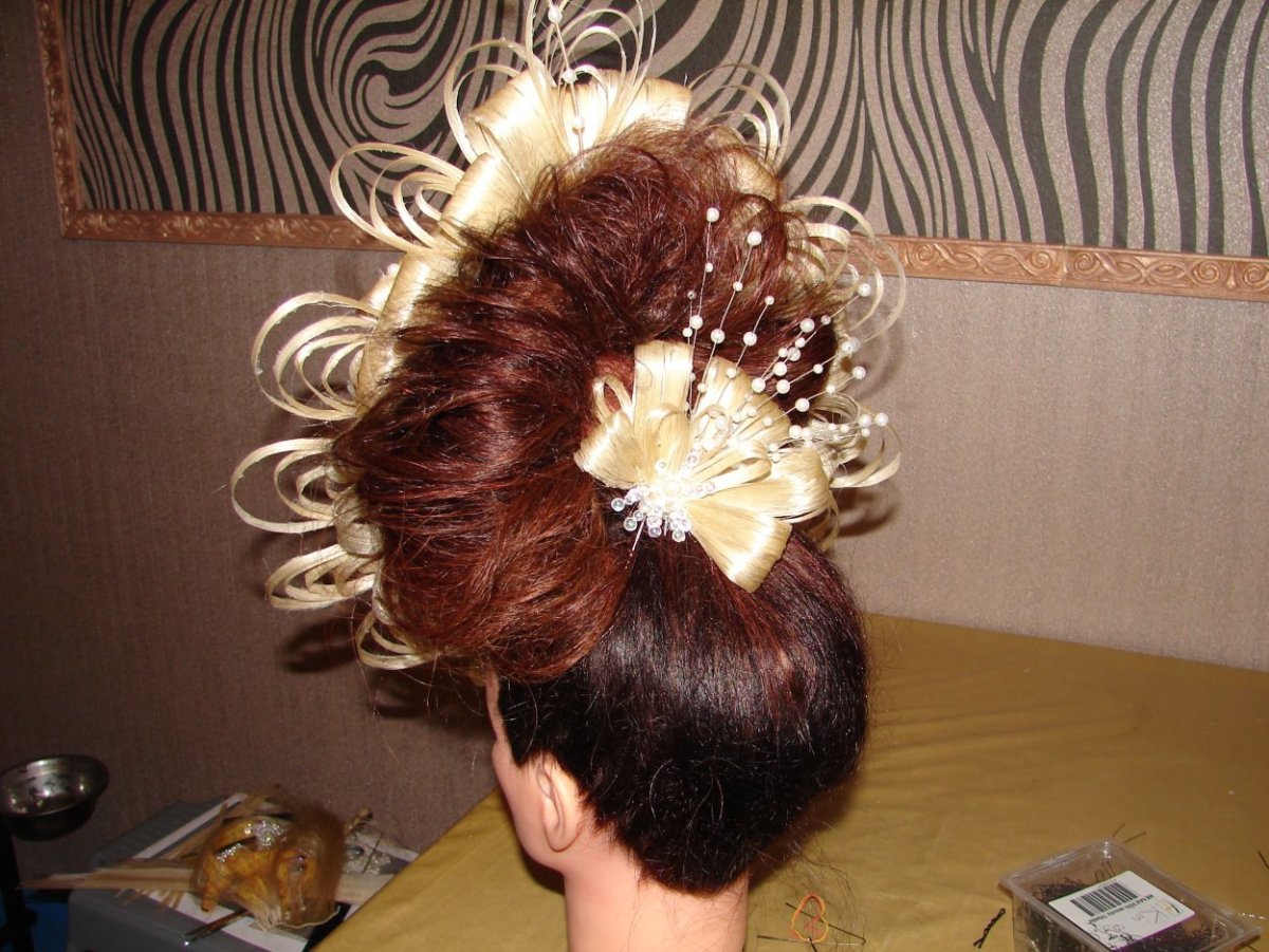 Прическа с постижерным изделием на манекене