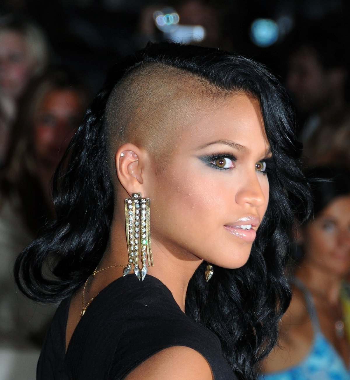 Рианна лысая