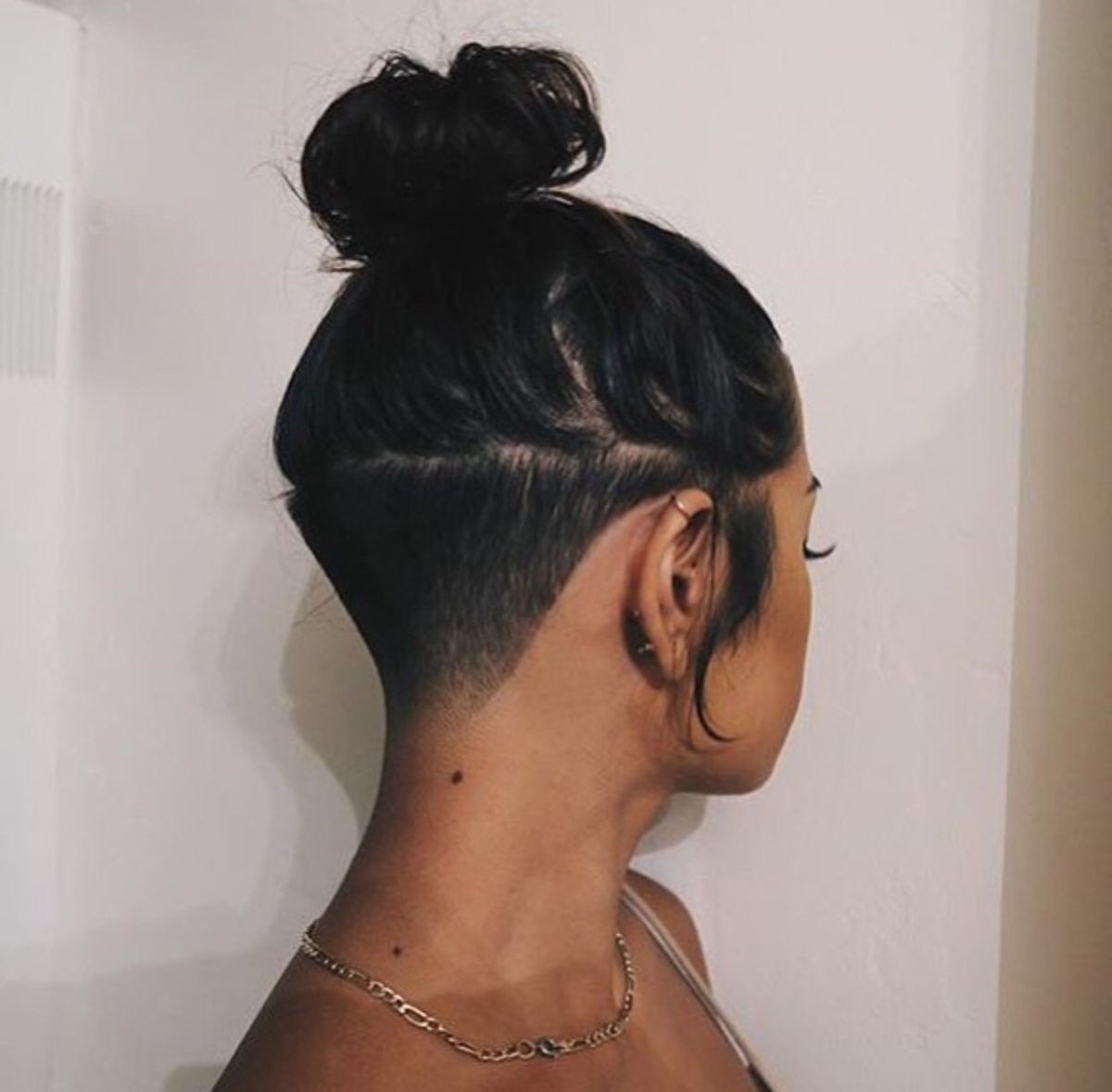 Выбритый затылок на длинные волосы