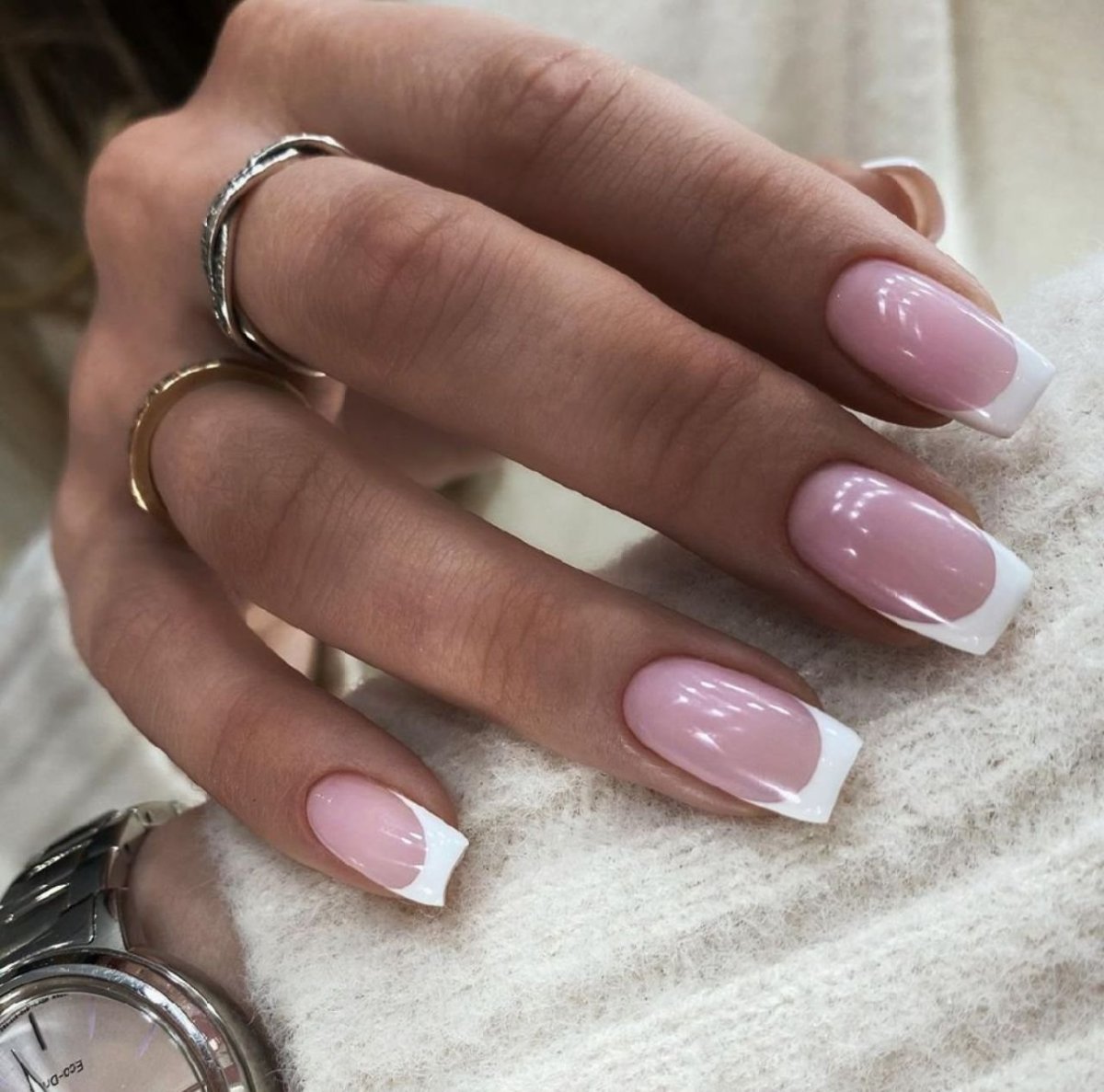 Французский маникюр розовый с белым