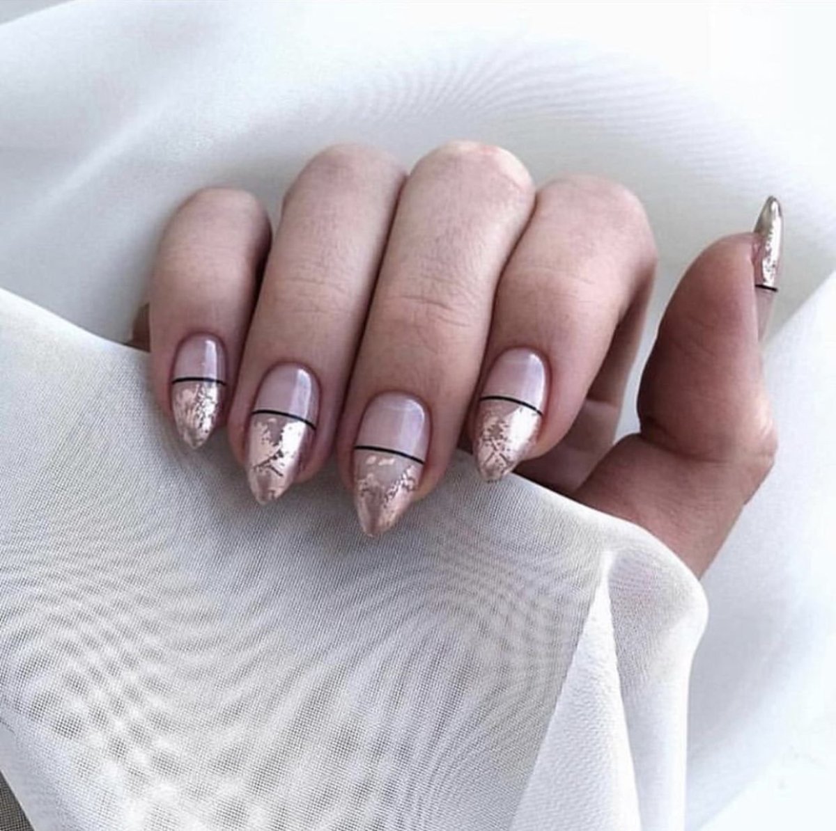 Маникюр нюдовый с полосками фольги