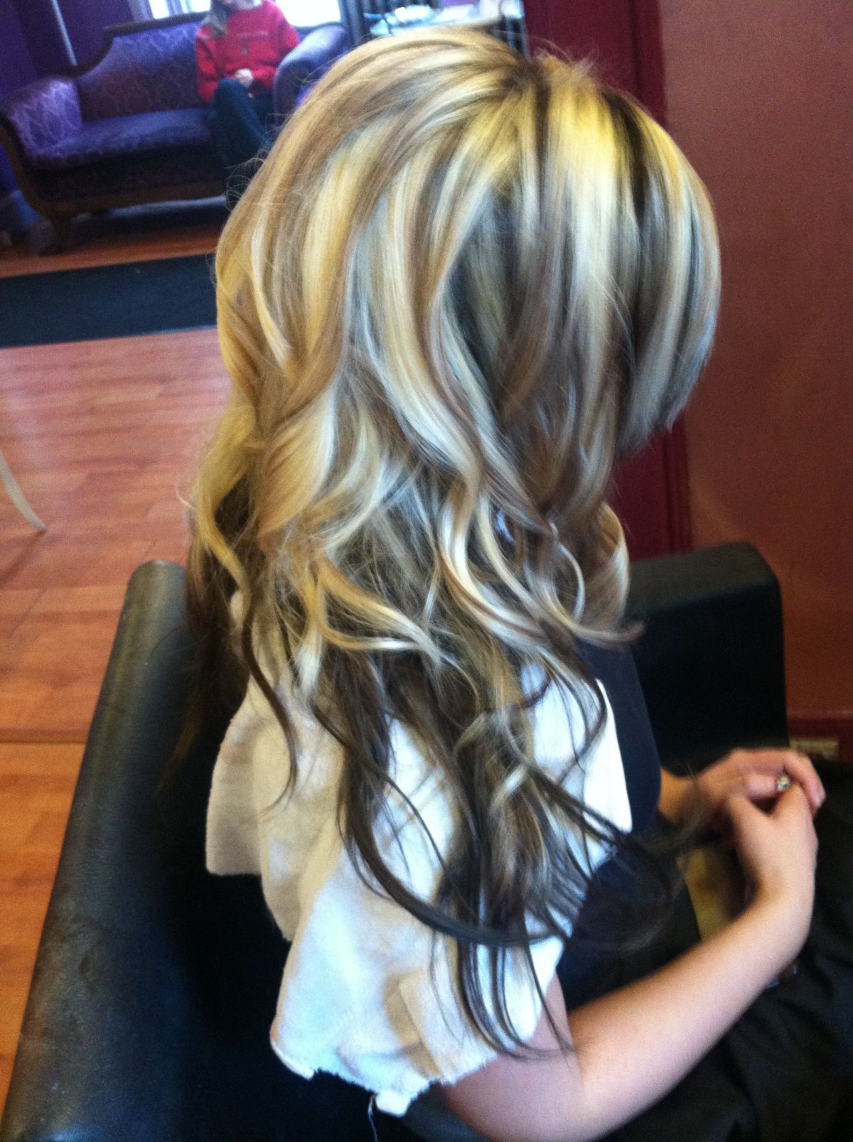 Блондинка с темными прядями