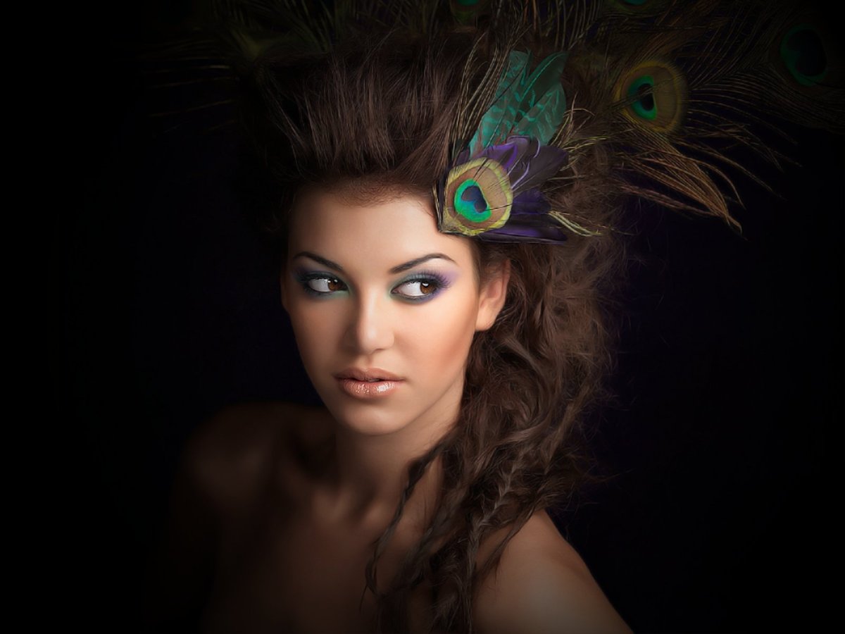 Девушка с перьями в волосах