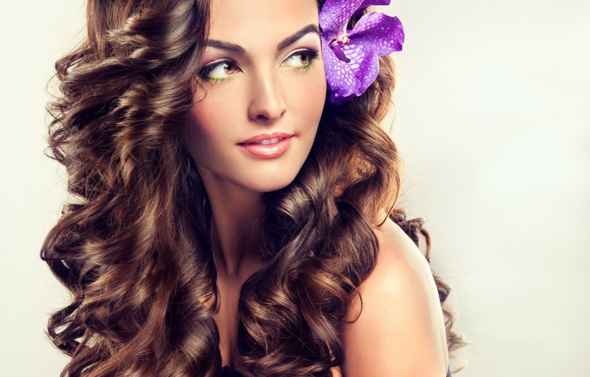 Девушка в кружевной маске