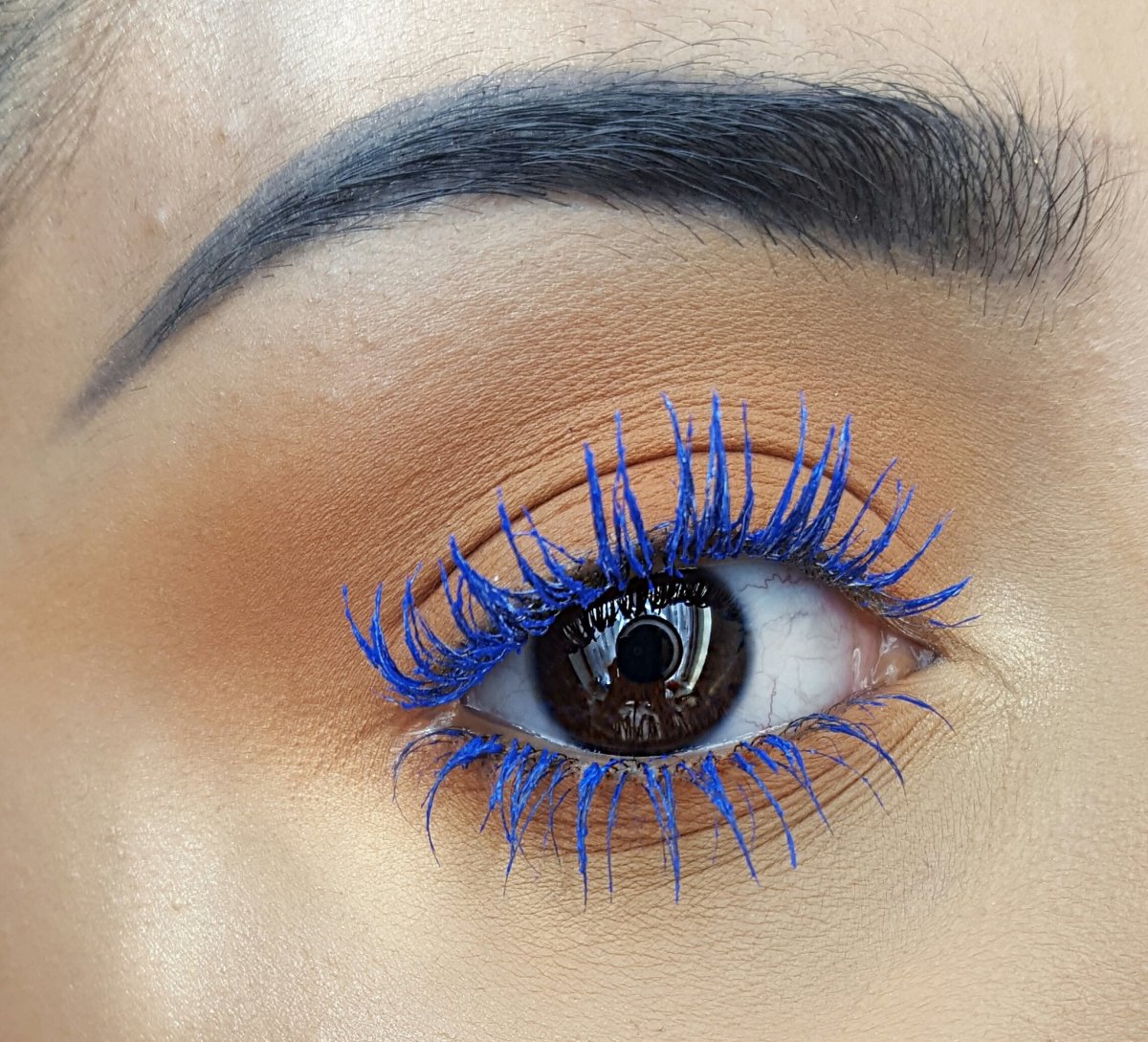 Синяя тушь на карих глазах