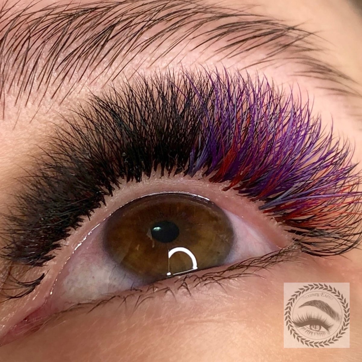 Цветное наращивание ресниц для карих