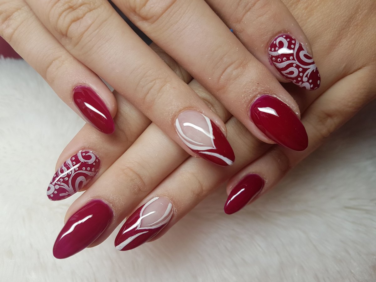 Бордовый маникюр