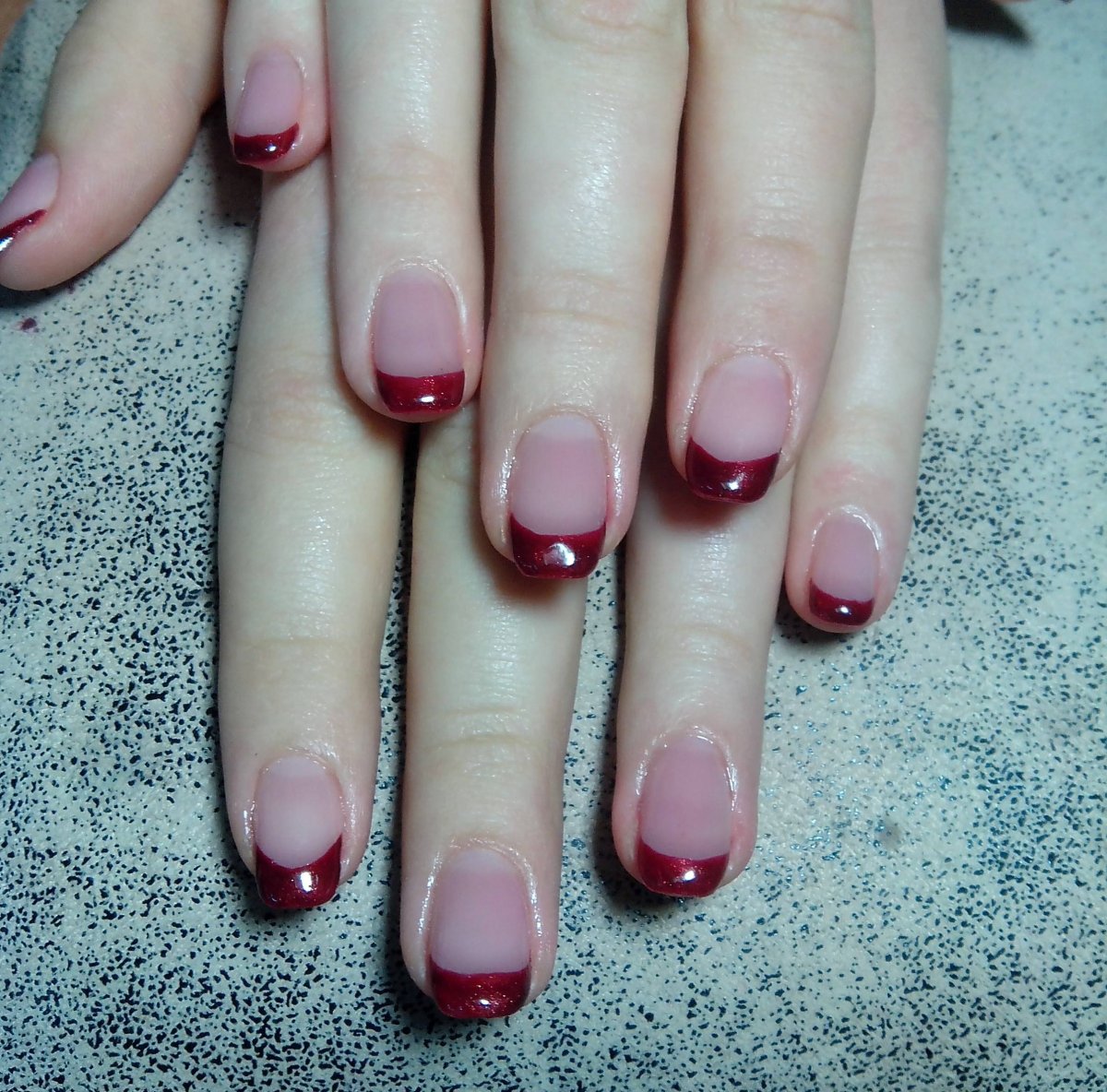 Маникюр бордовый с белым френчем