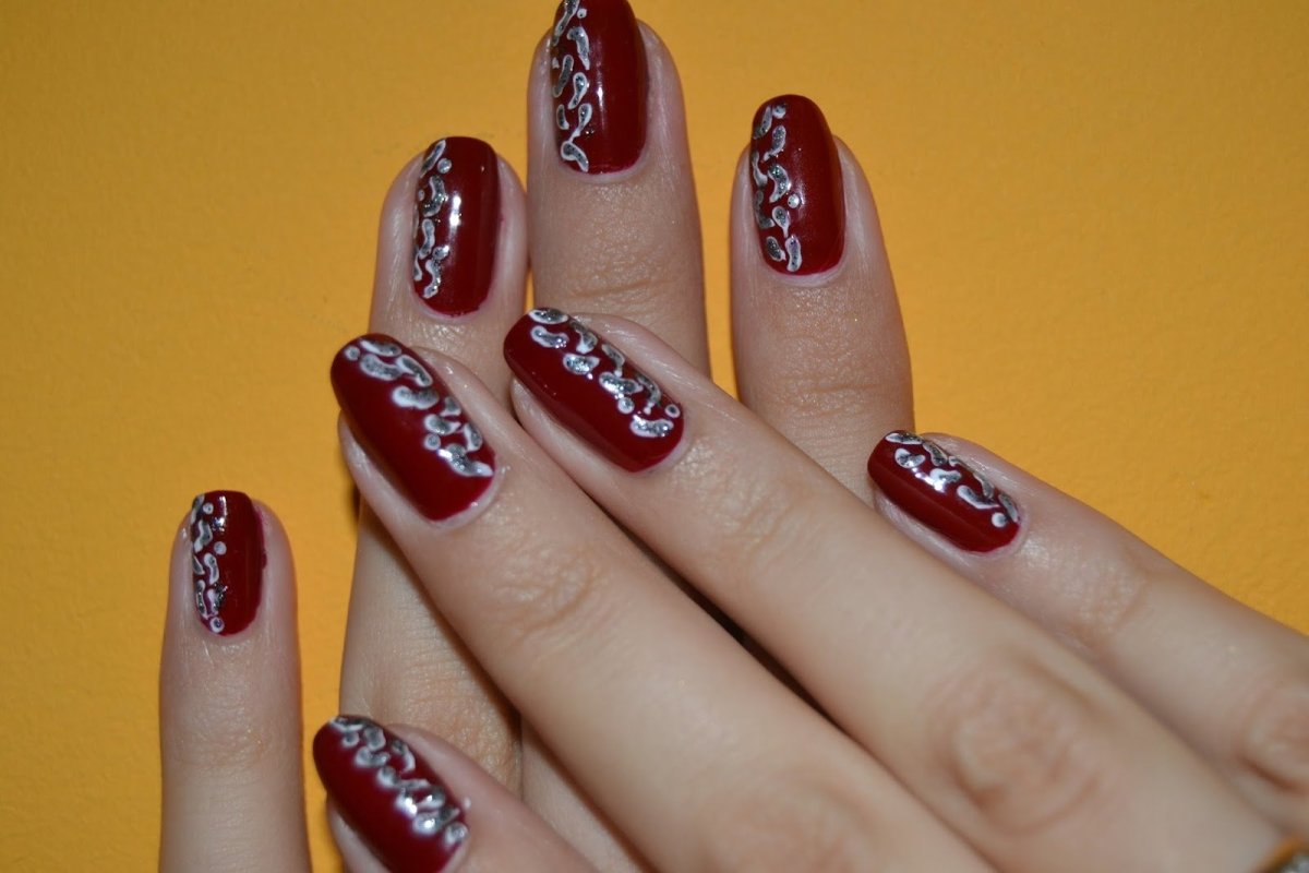 Бордовый маникюр