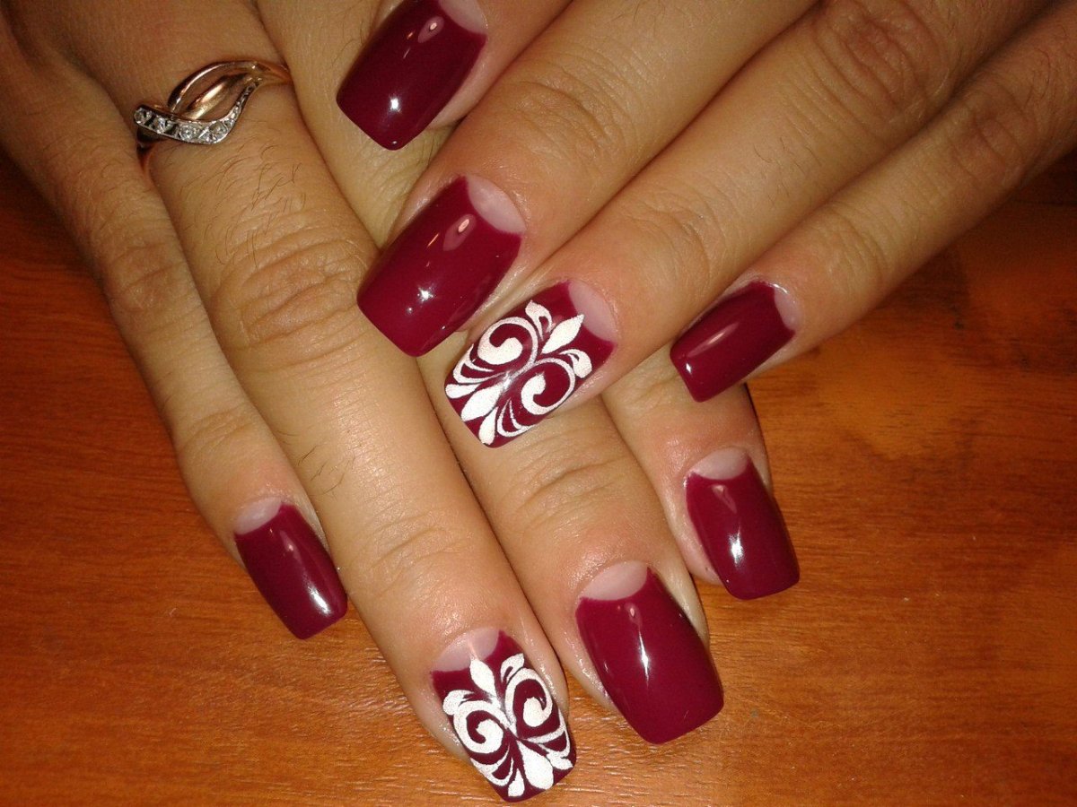 Маникюр бордовый с белым френчем