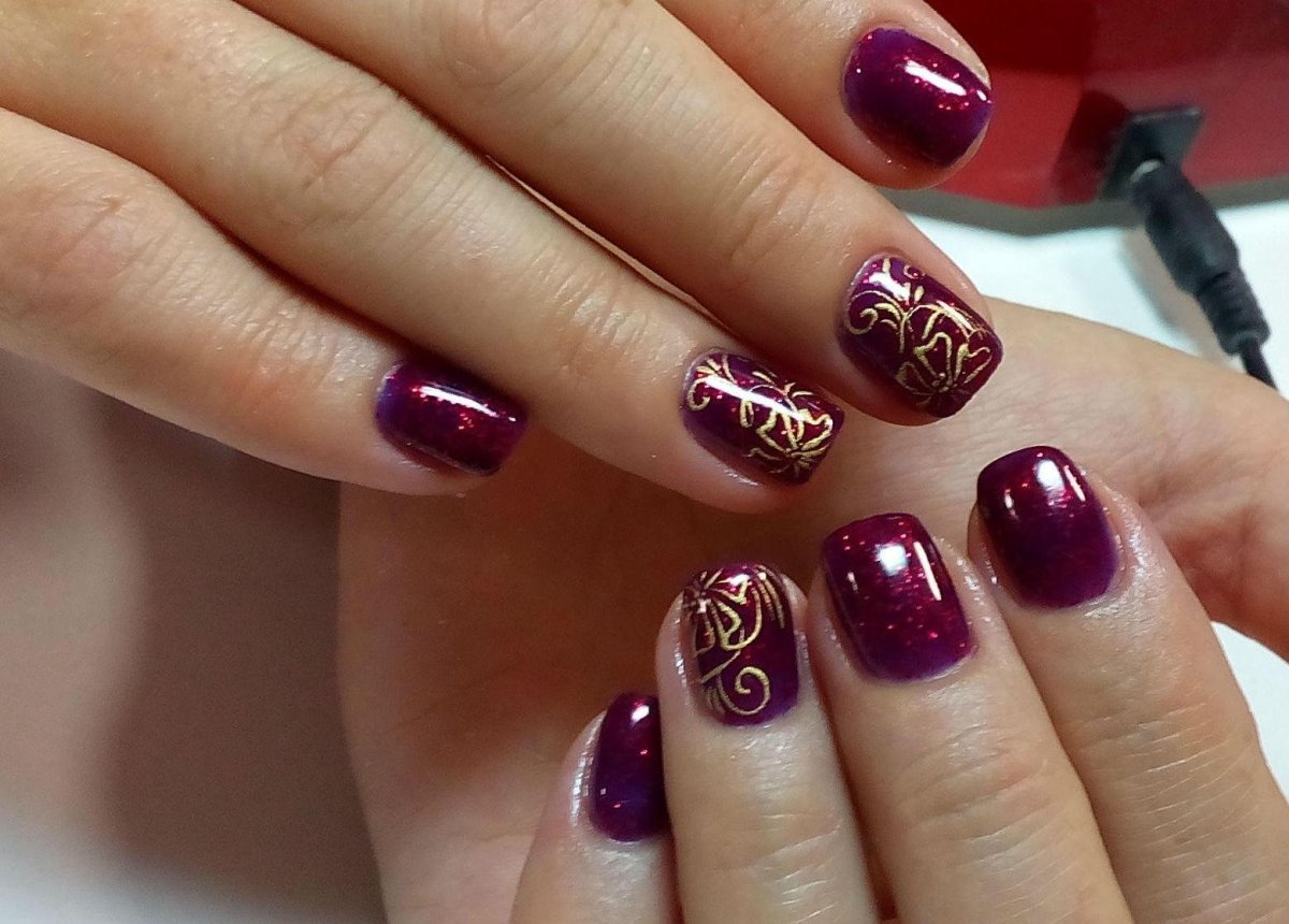 Праздничный маникюр на короткие ногти