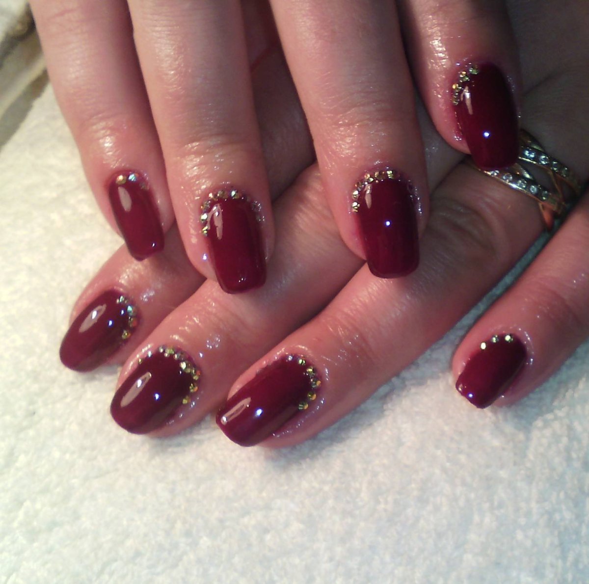 Красный маникюр с цветами