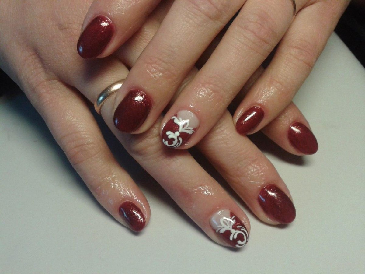 Бордовый френч на ногтях
