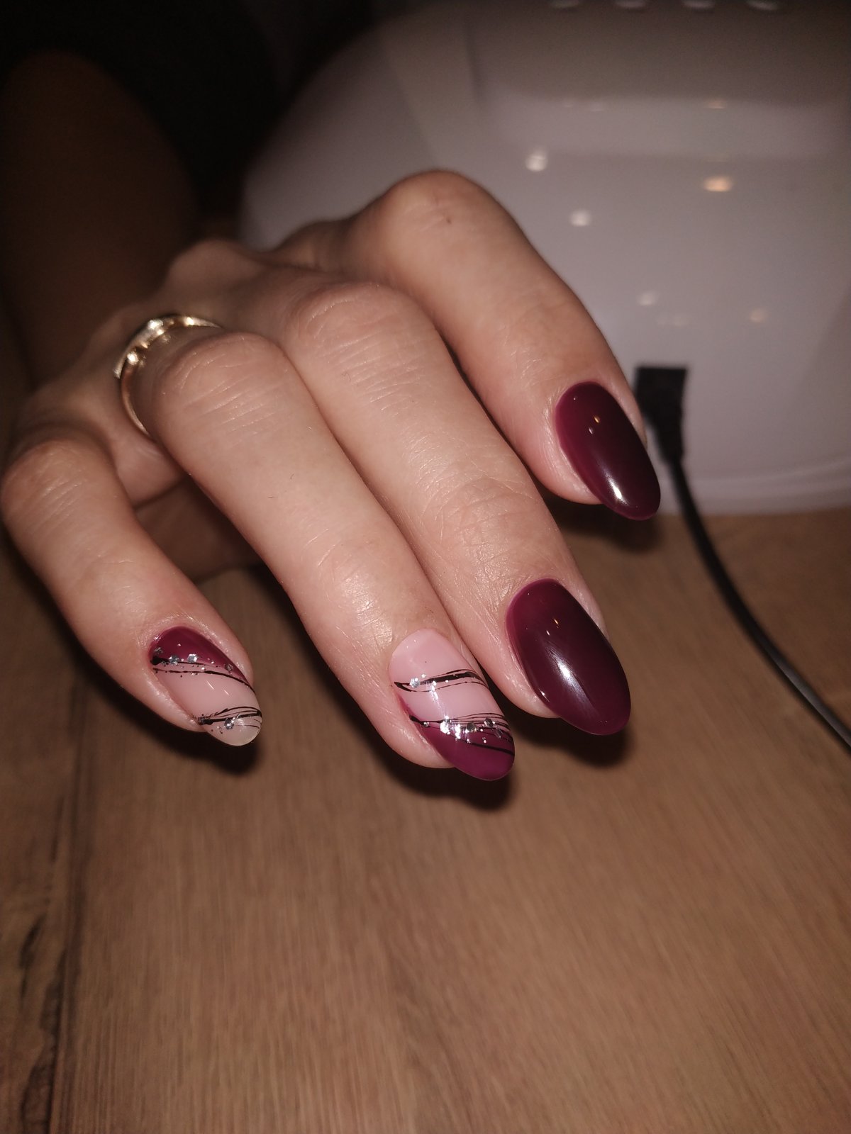 Красный маникюр с узором