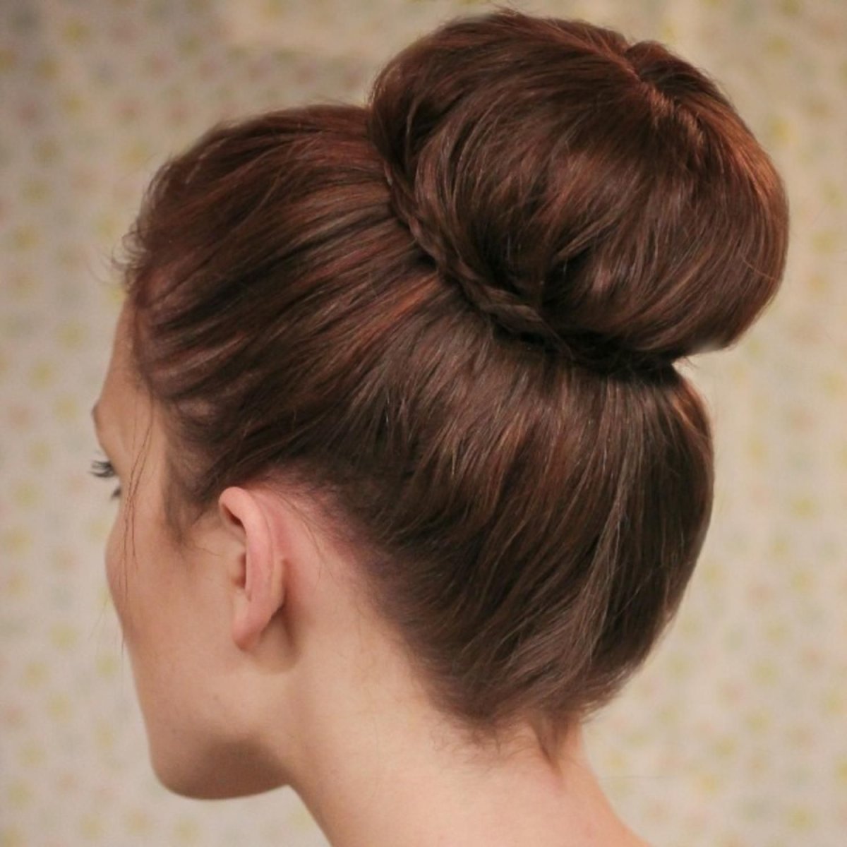 Причёска шишка на голове