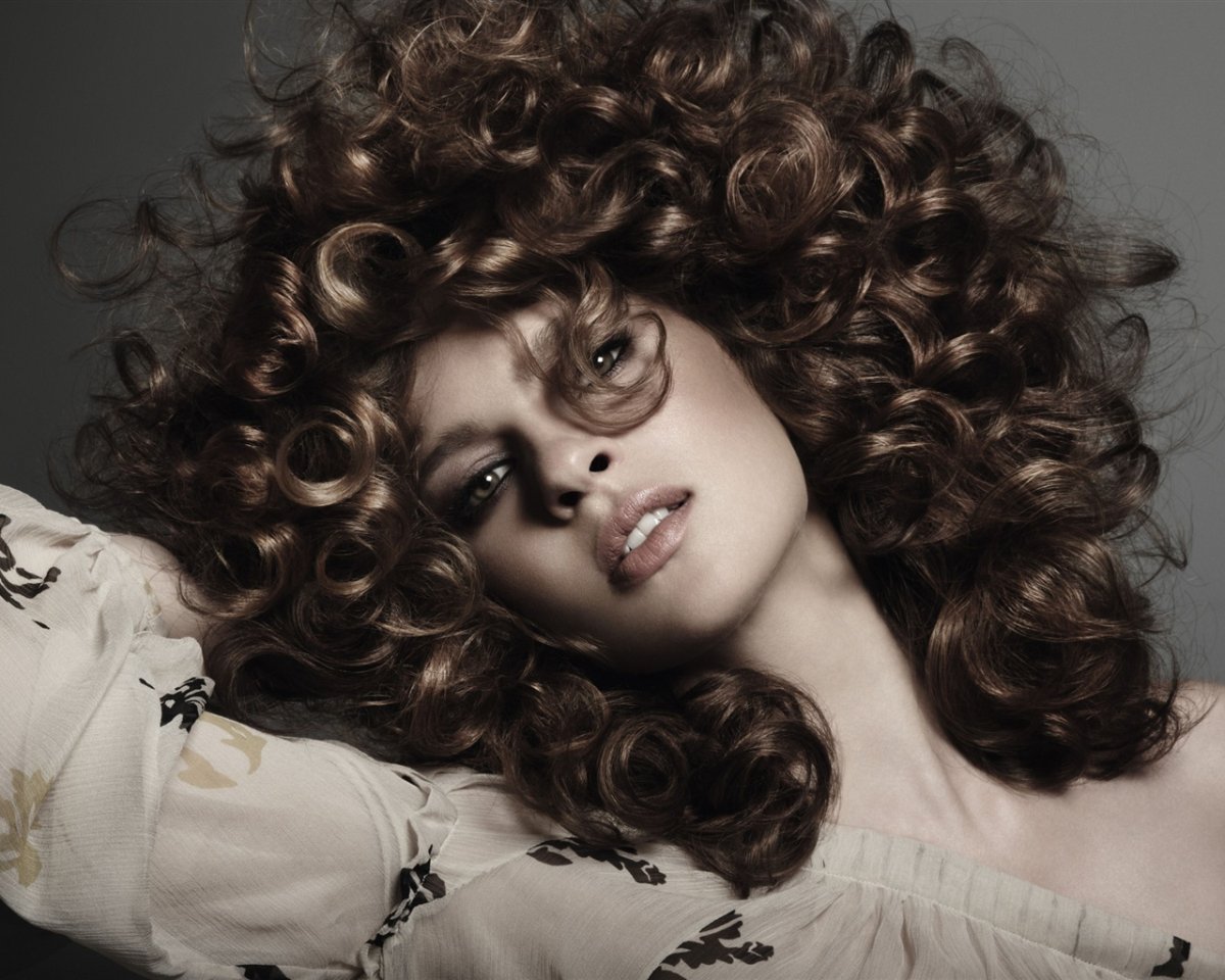 Художницы женщины кудрявыми волосами