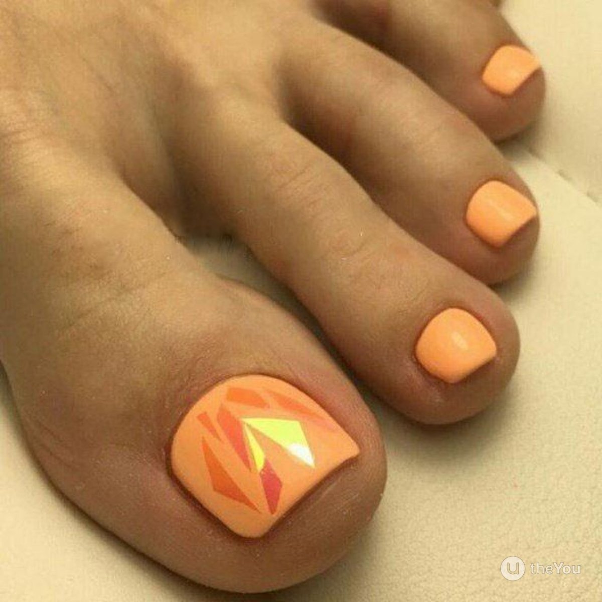 Педикюр в персиковых тонах