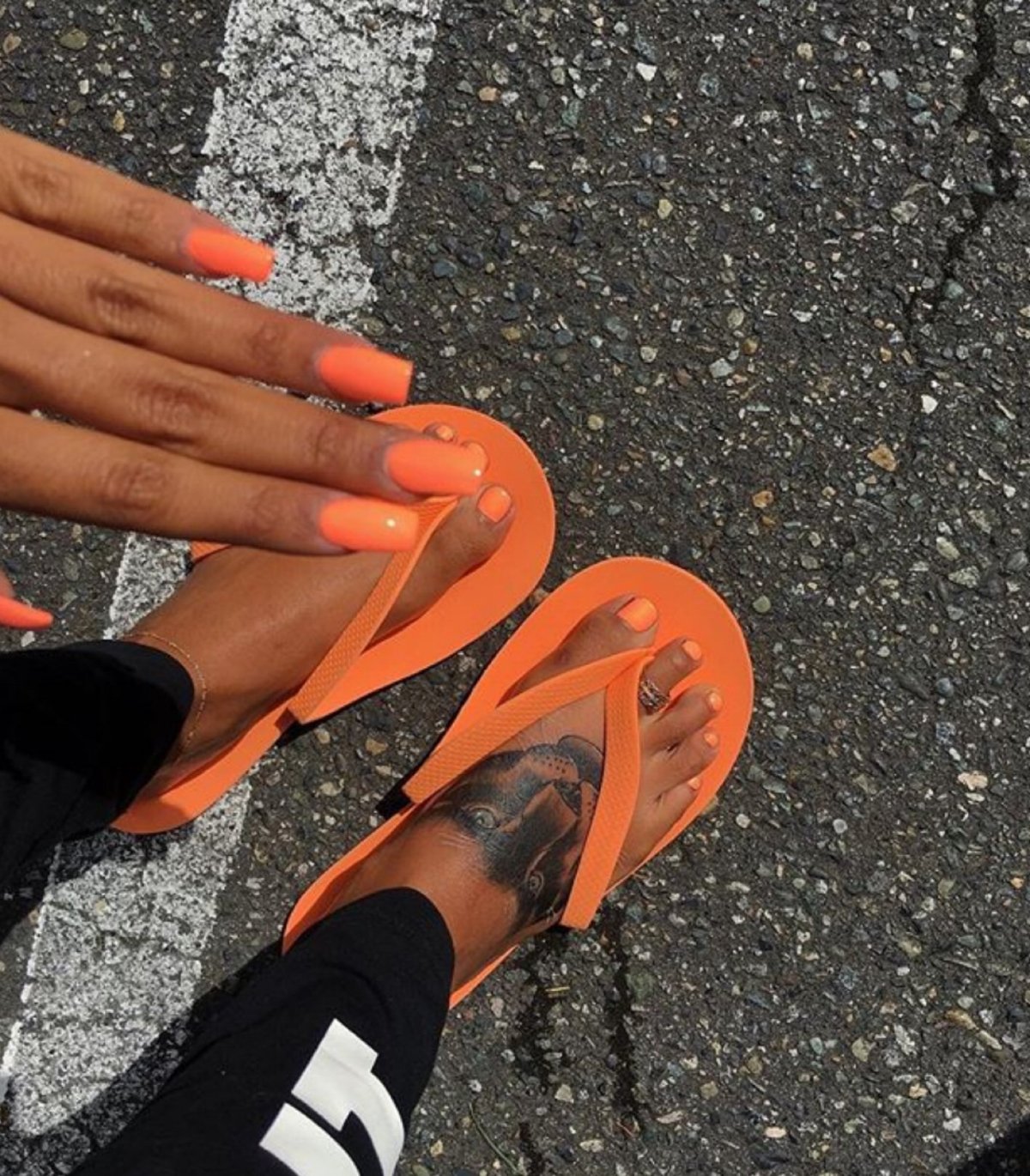 Оранжевый маникюр и педикюр