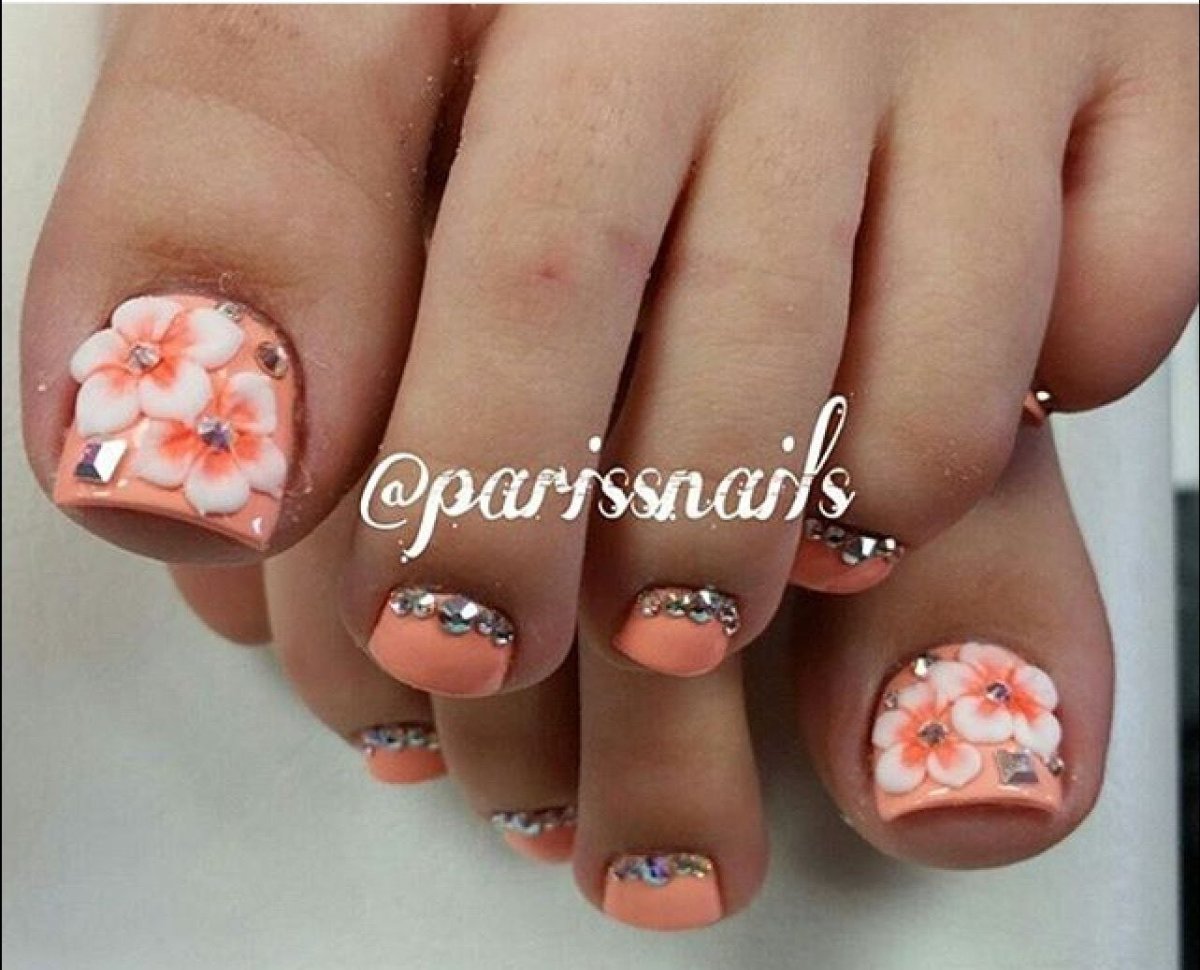 Дизайн педикюра с лепкой