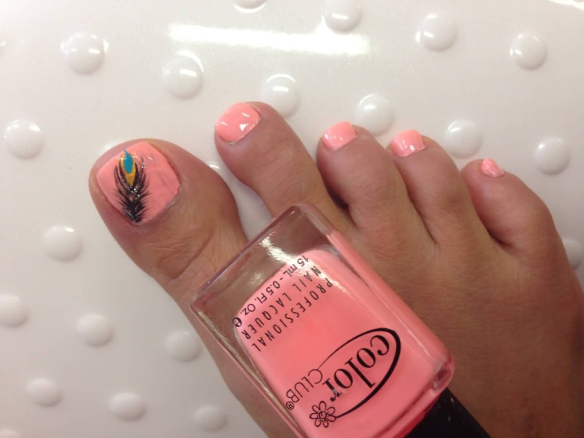 Педикюр персиковый с блестками