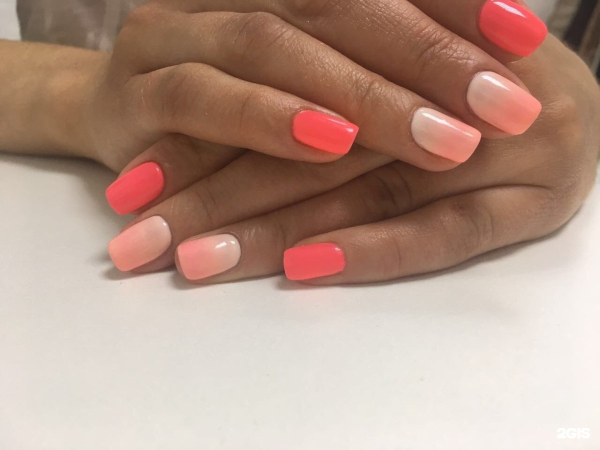 Коралловый маникюр однотонный