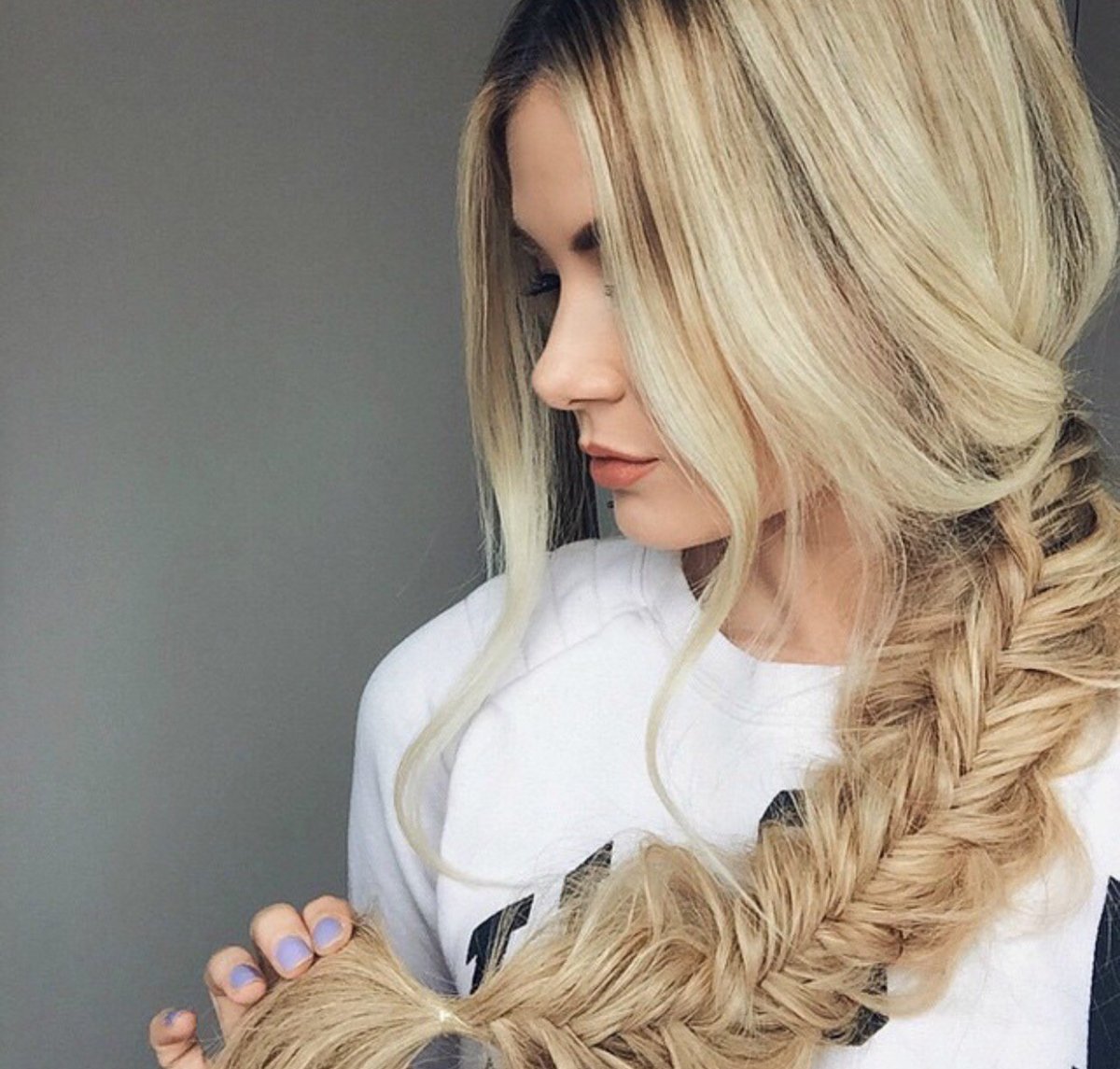 Блондинка с длинной косой