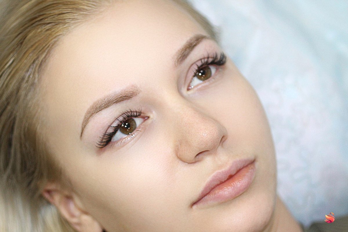 Светлые брови