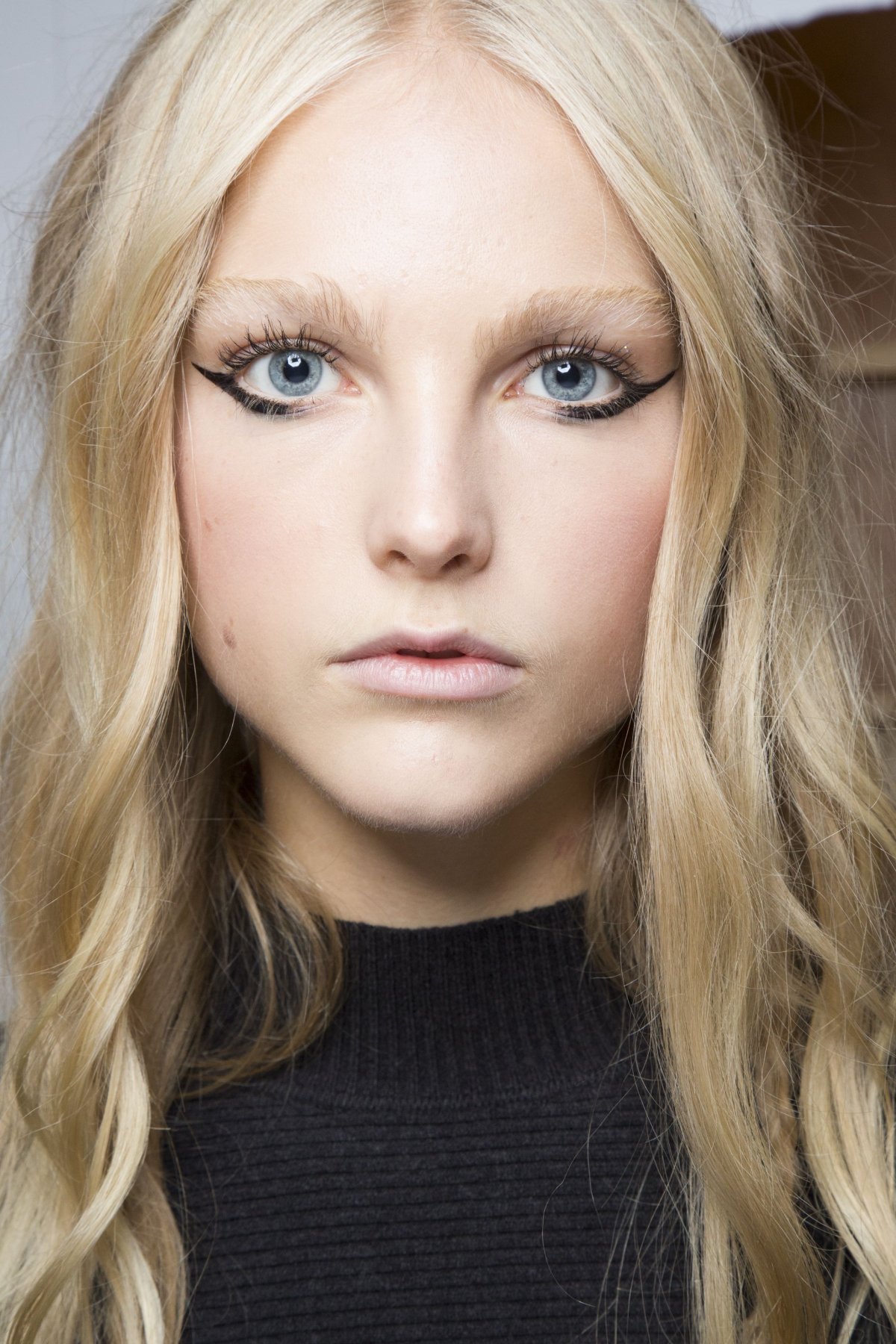 Светлые брови