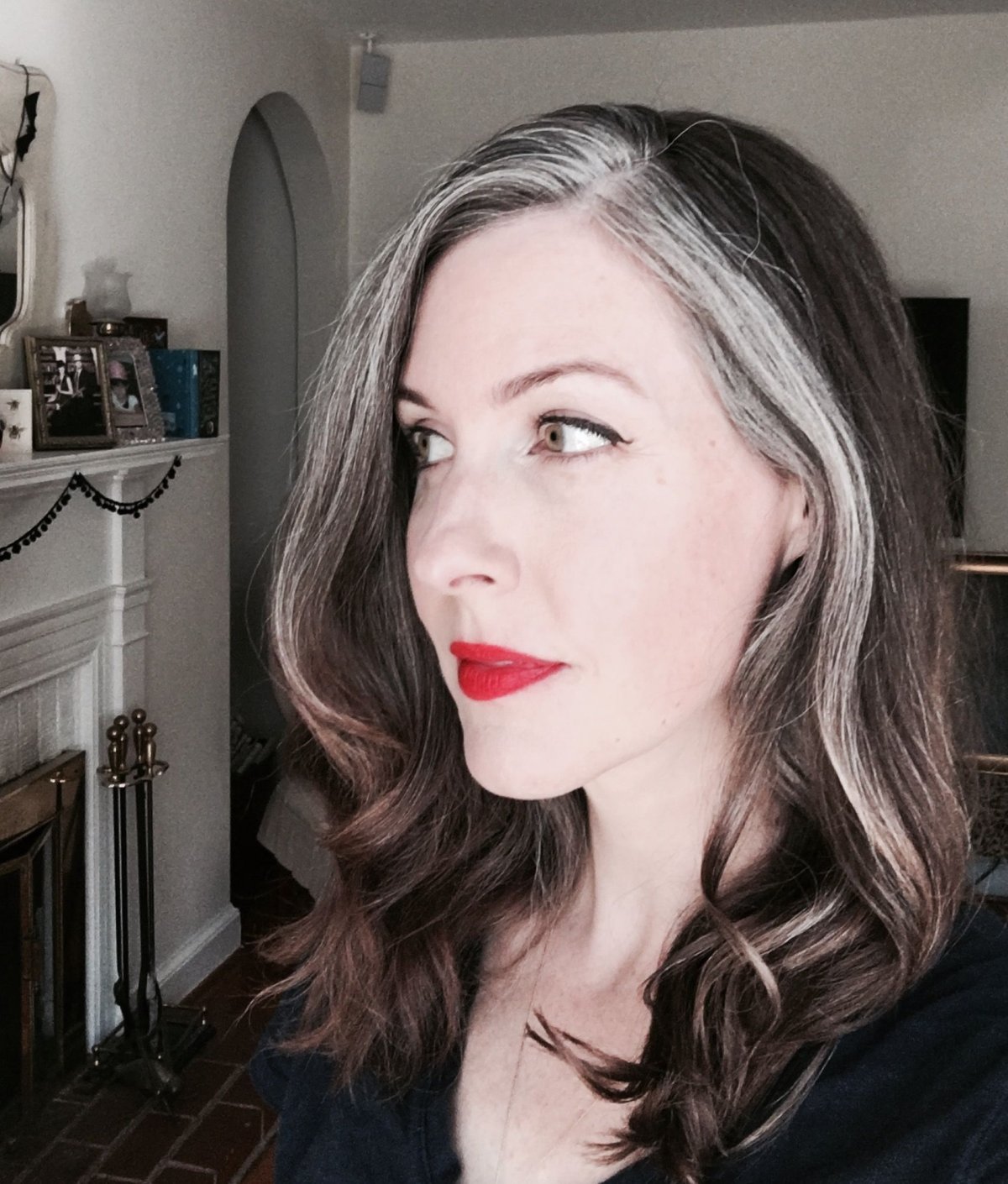 Седая прядь волос